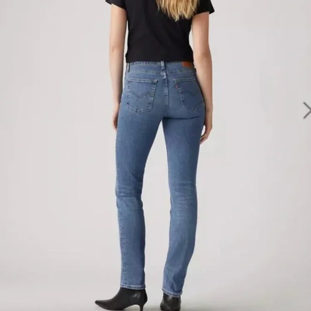 📓 Levi's High Rise Blue Jeans with Classic Stitching 📓 - Picture 5 of 7